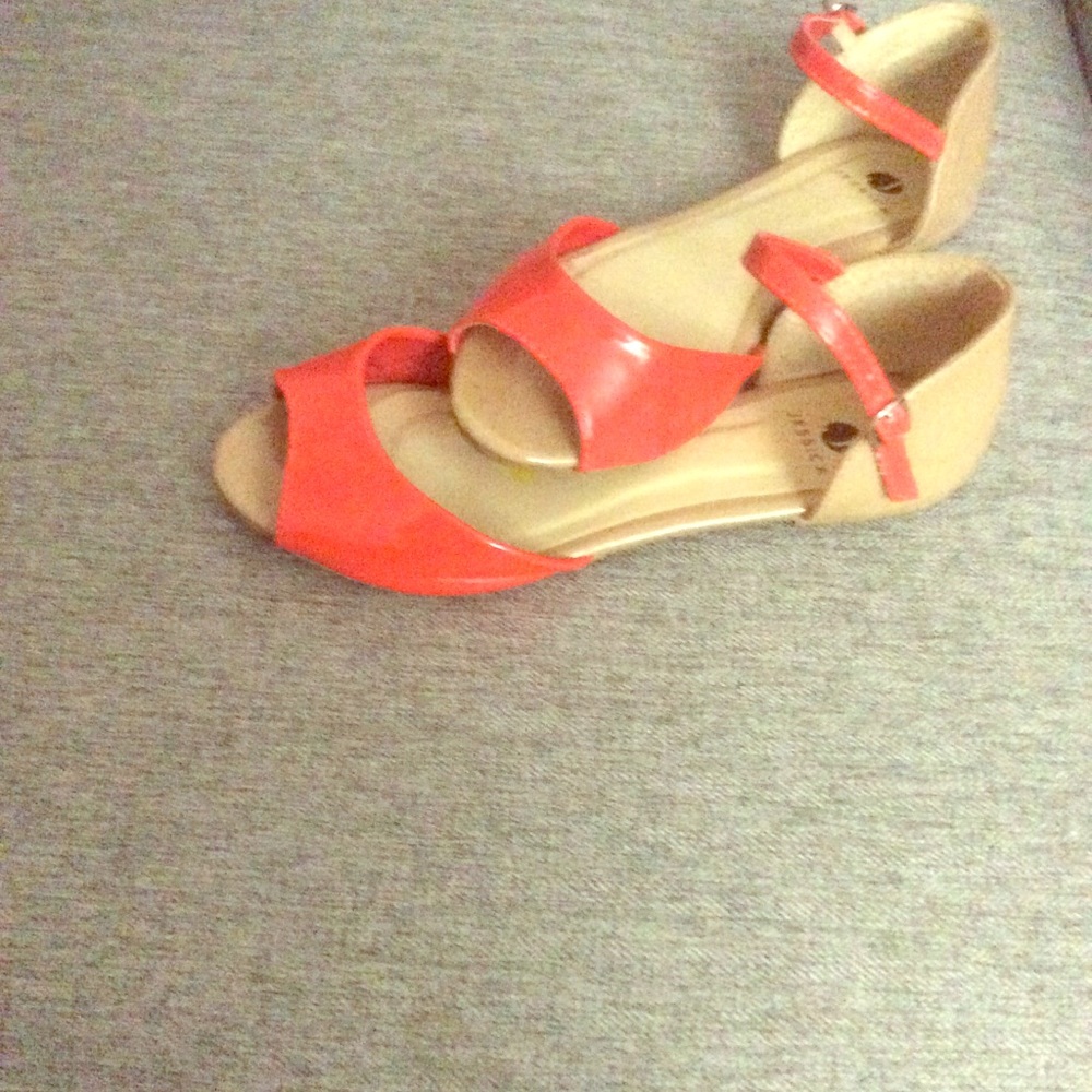 Size 6 flat shoes. Cute & comfortable!